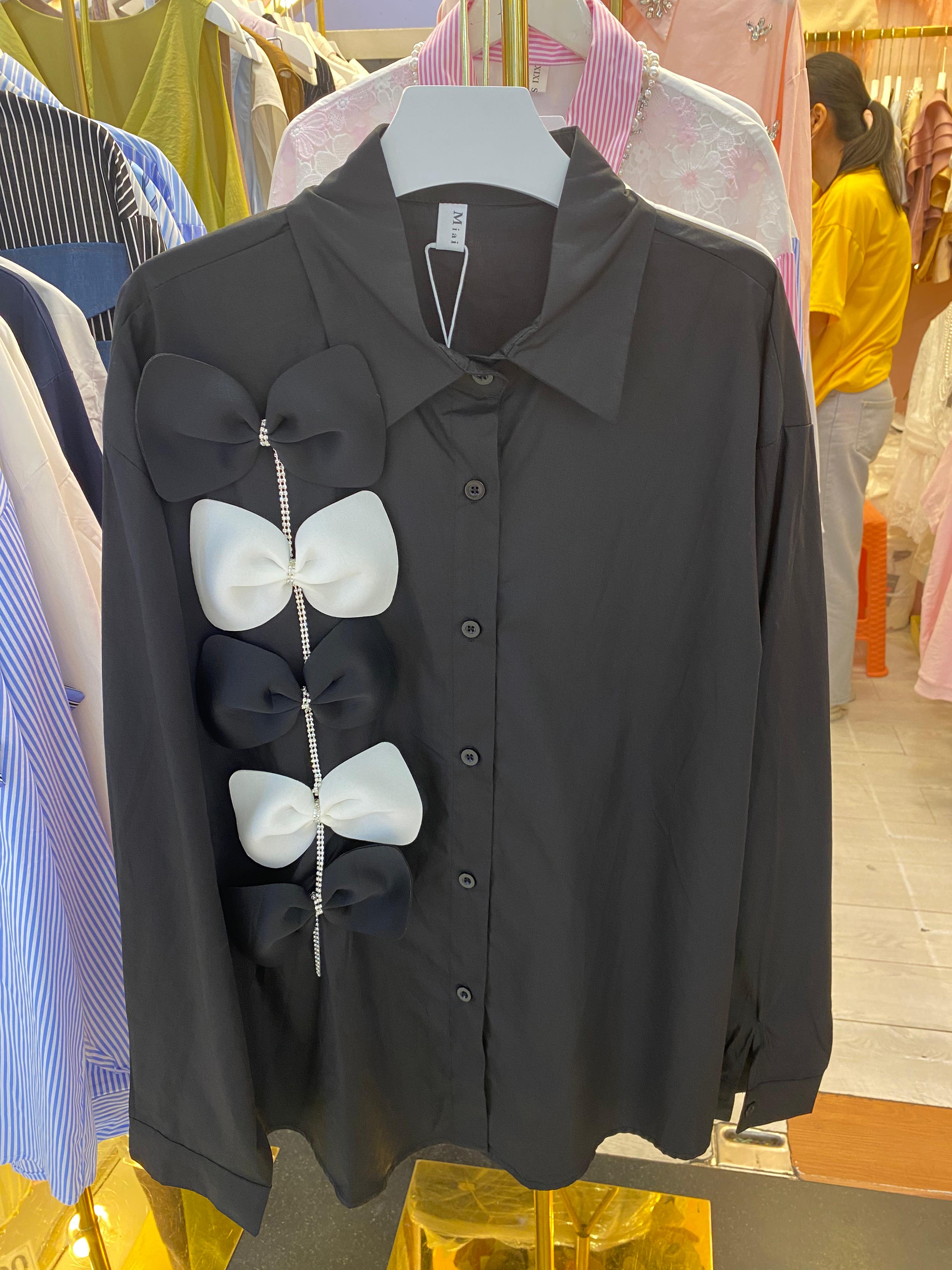Atasan Hitam dengan Pita
